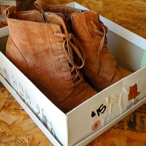 Cora style. Cognac color. Boots.